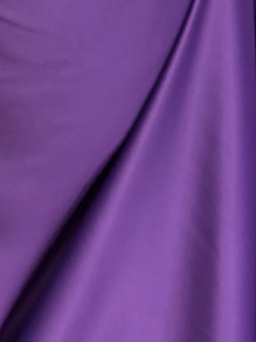 Lila Polyestersatin – majestätisch