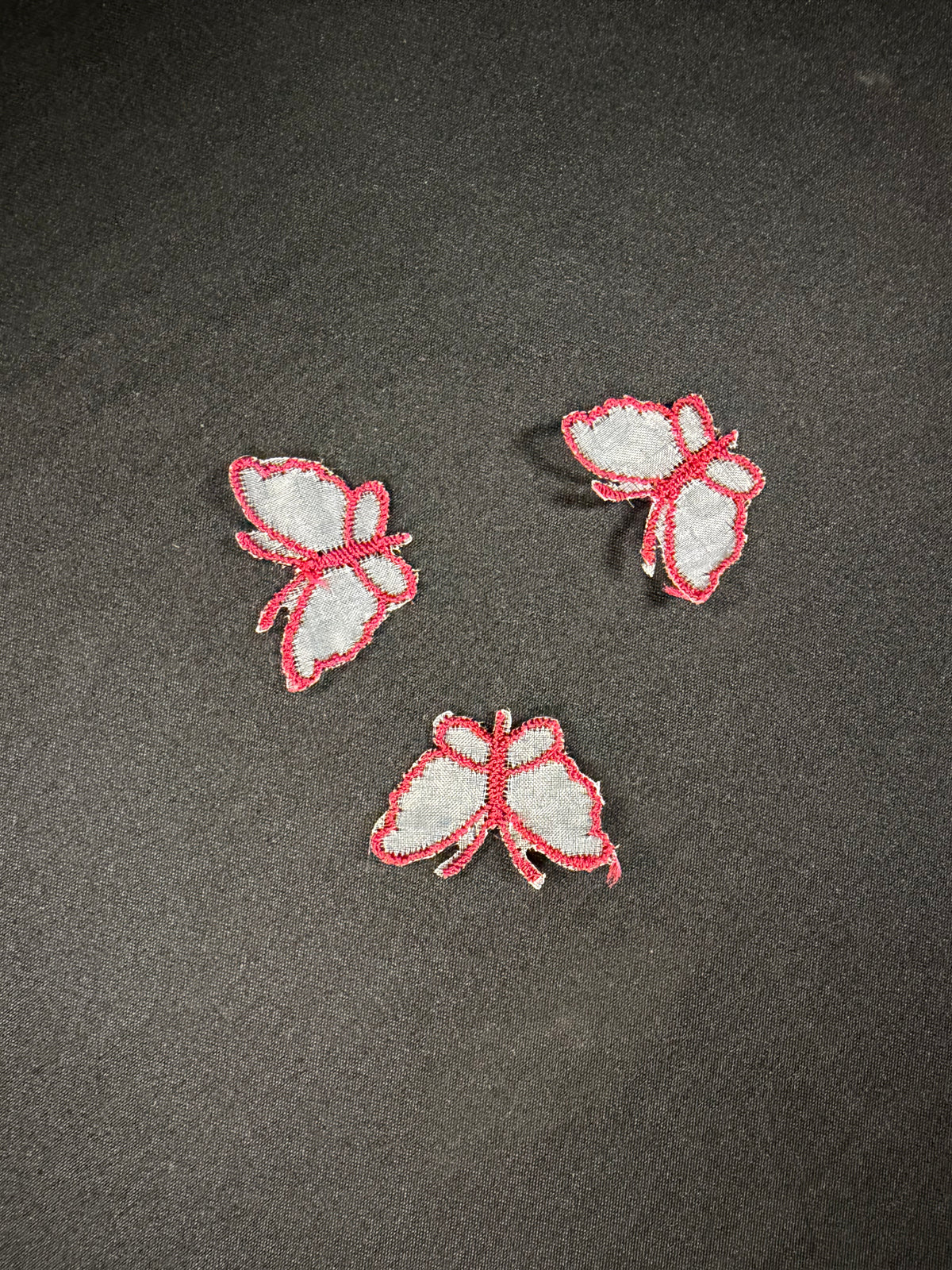 Schmetterlingsapplikation in Hellweinrot - M1