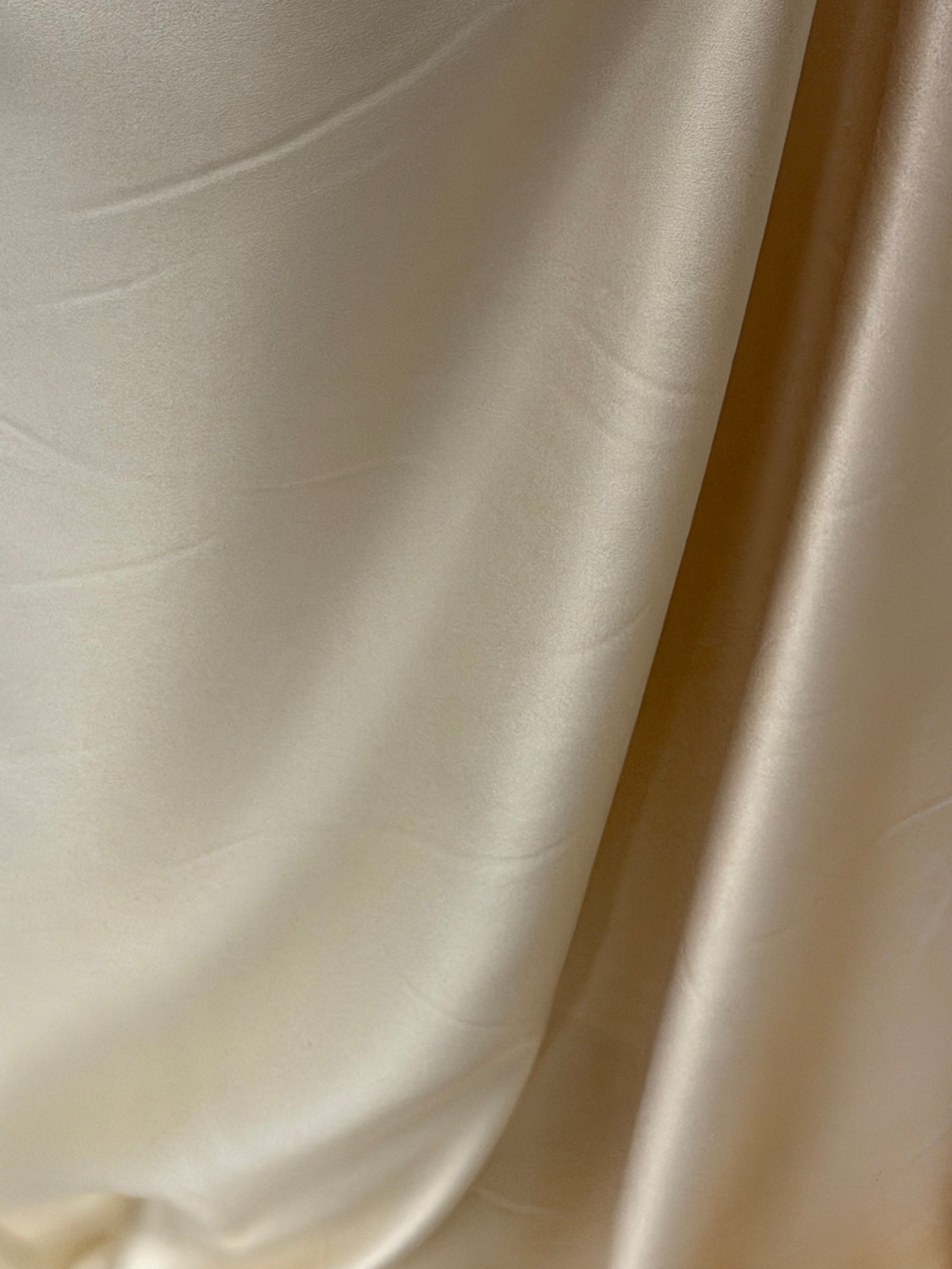 Champagnerfarbener Polyestersatin – Majestic