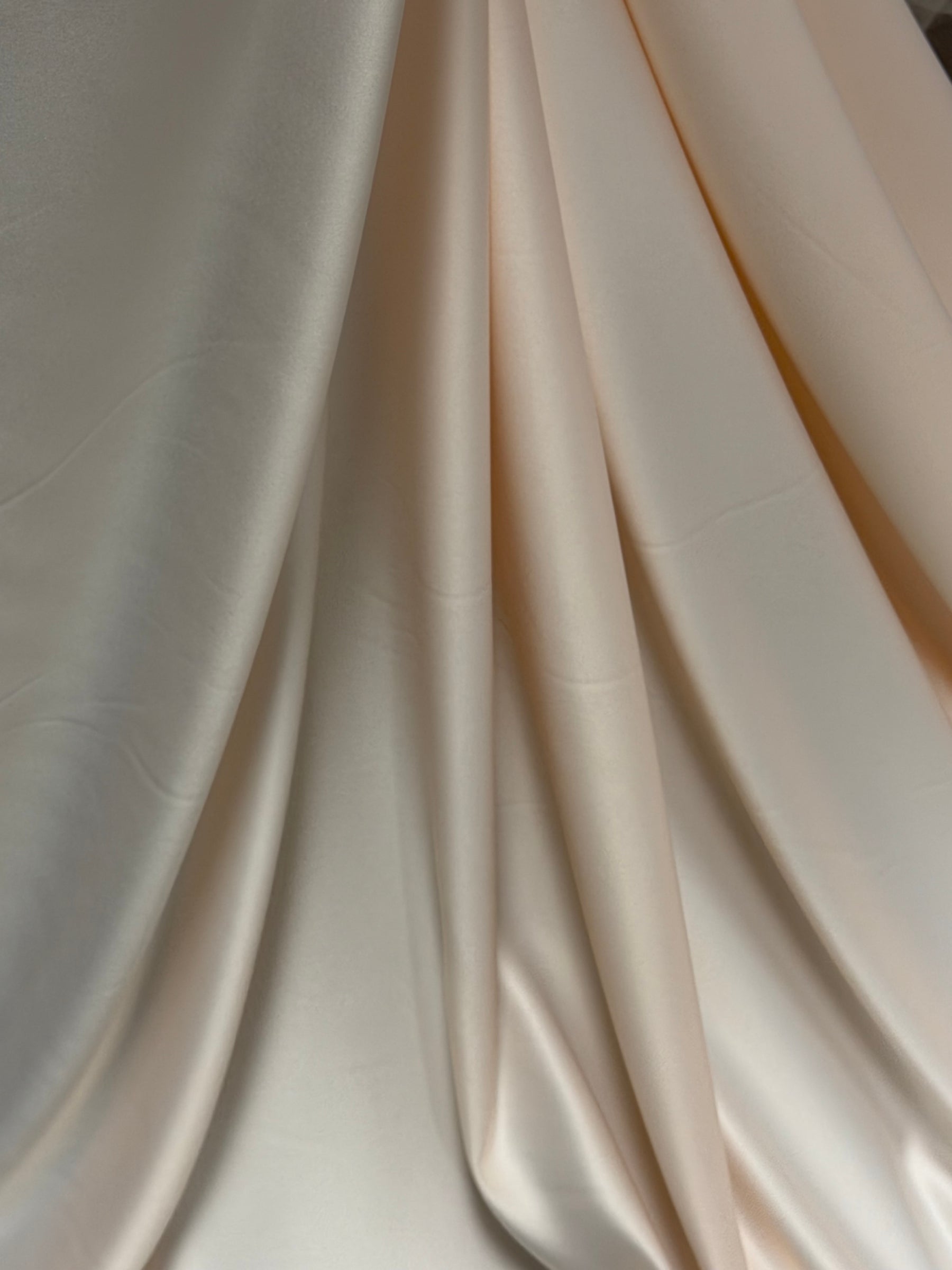 Nackter Polyestersatin – Majestic