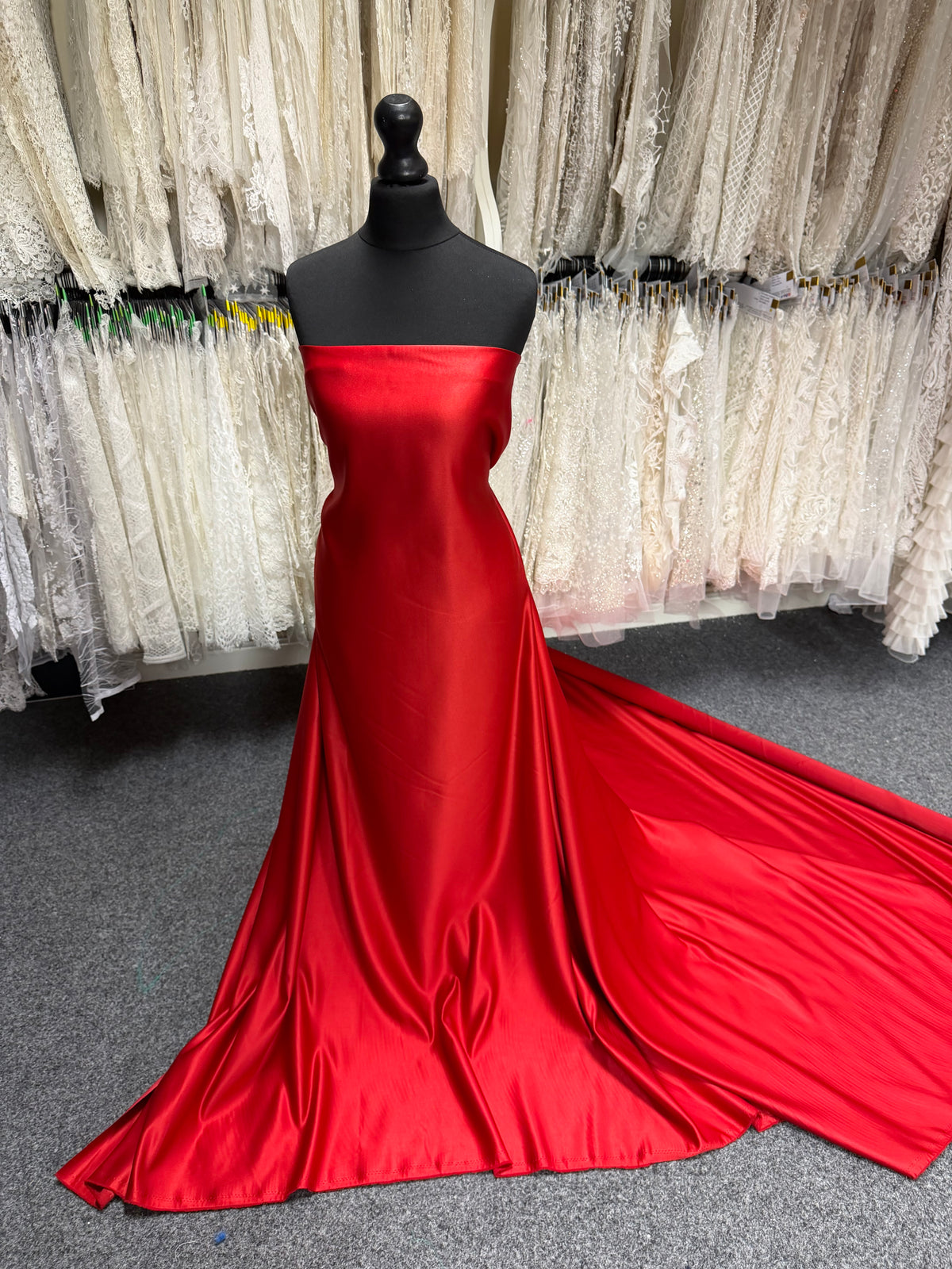 Scharlachroter Polyestersatin – Majestätisch
