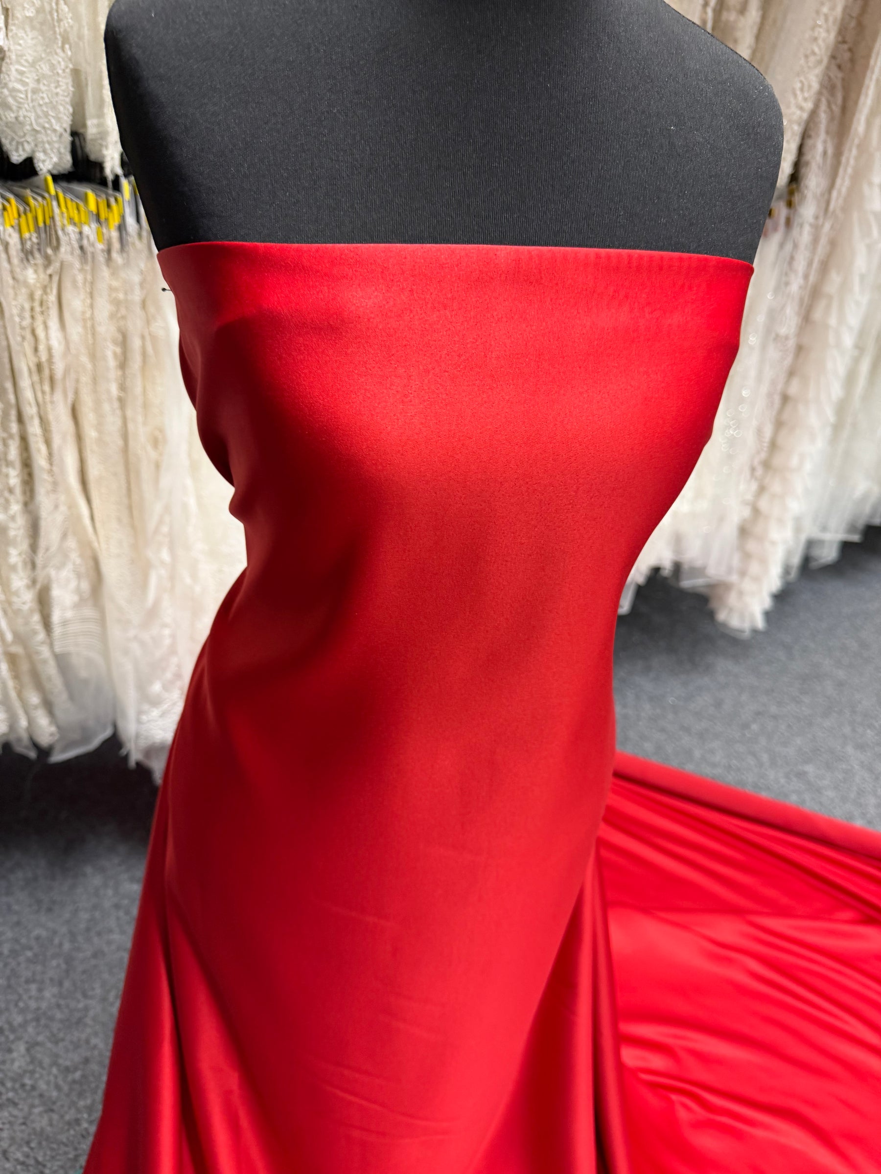 Scharlachroter Polyestersatin – Majestätisch