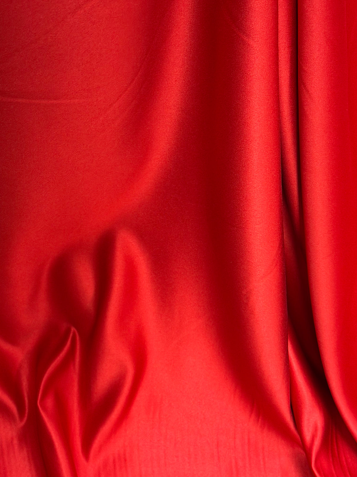 Scharlachroter Polyestersatin – Majestätisch
