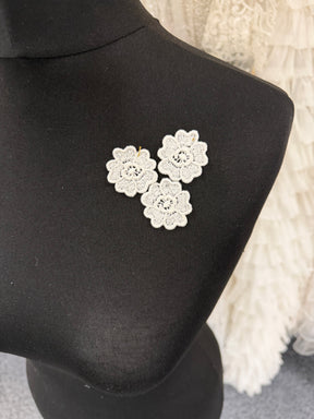 Elfenbeinfarbene Guipure-Blume - M24 (Beutel mit 25 Stück)