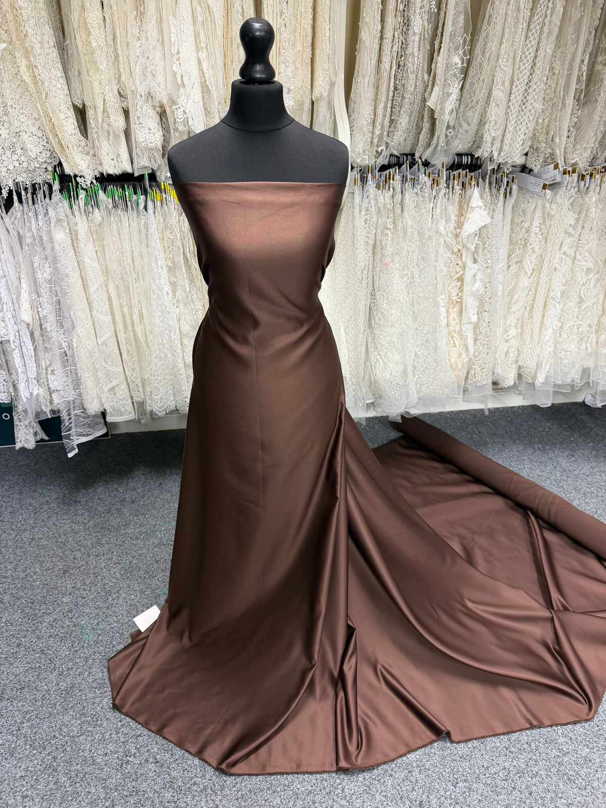 Schokoladenfarbener Polyestersatin – Majestic