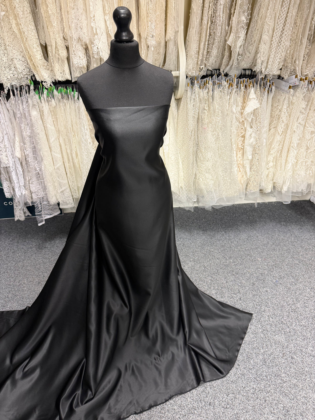 Schwarzer Polyestersatin – majestätisch