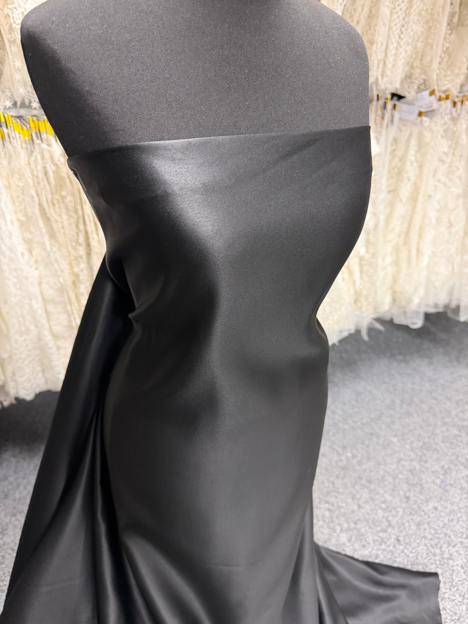 Schwarzer Polyestersatin – majestätisch