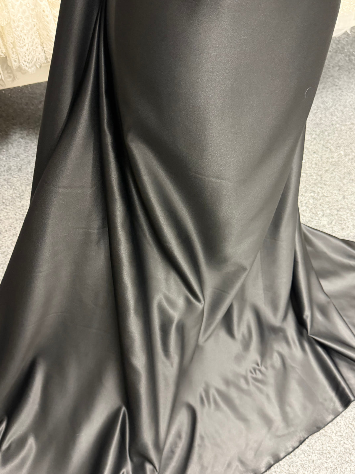 Schwarzer Polyestersatin – majestätisch