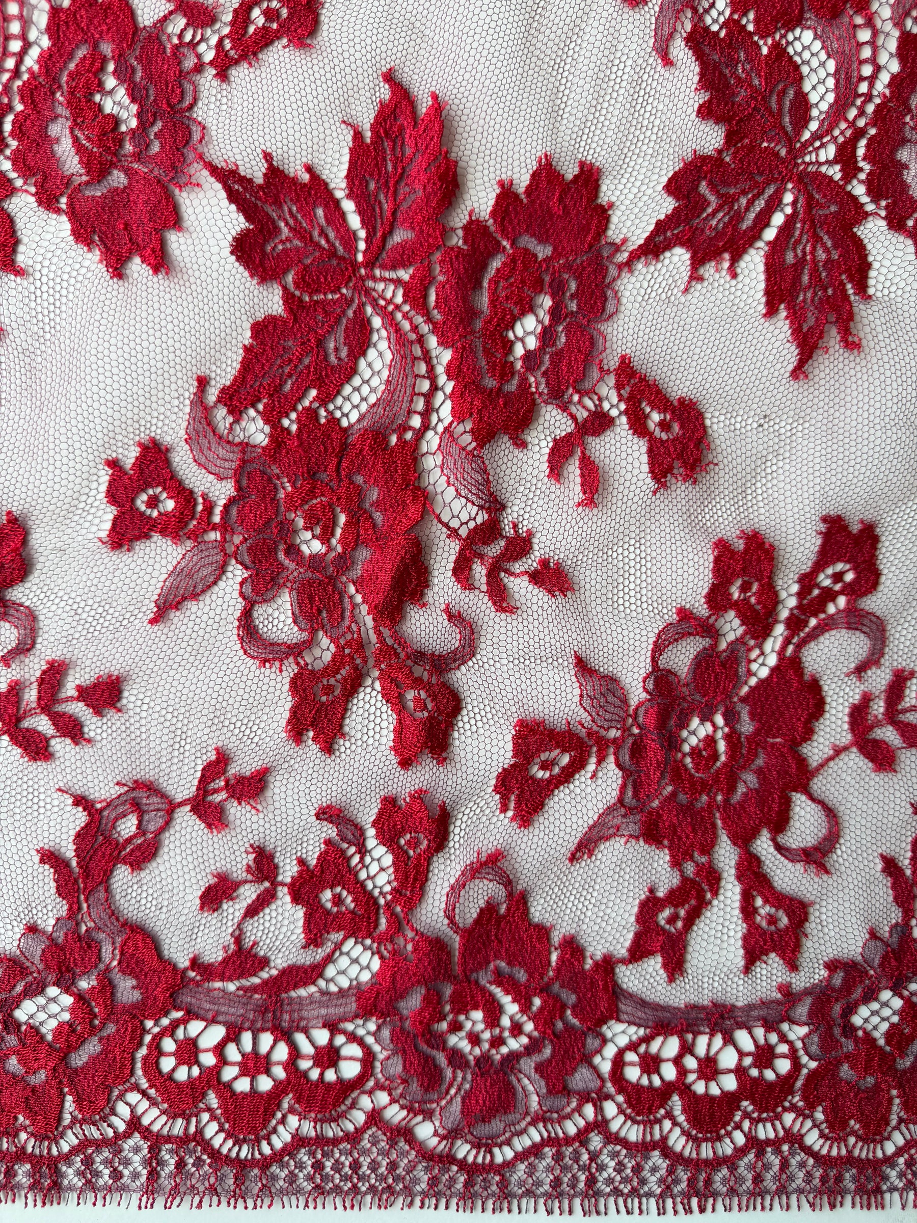Rot auf Lila Chantilly-Spitze - P188