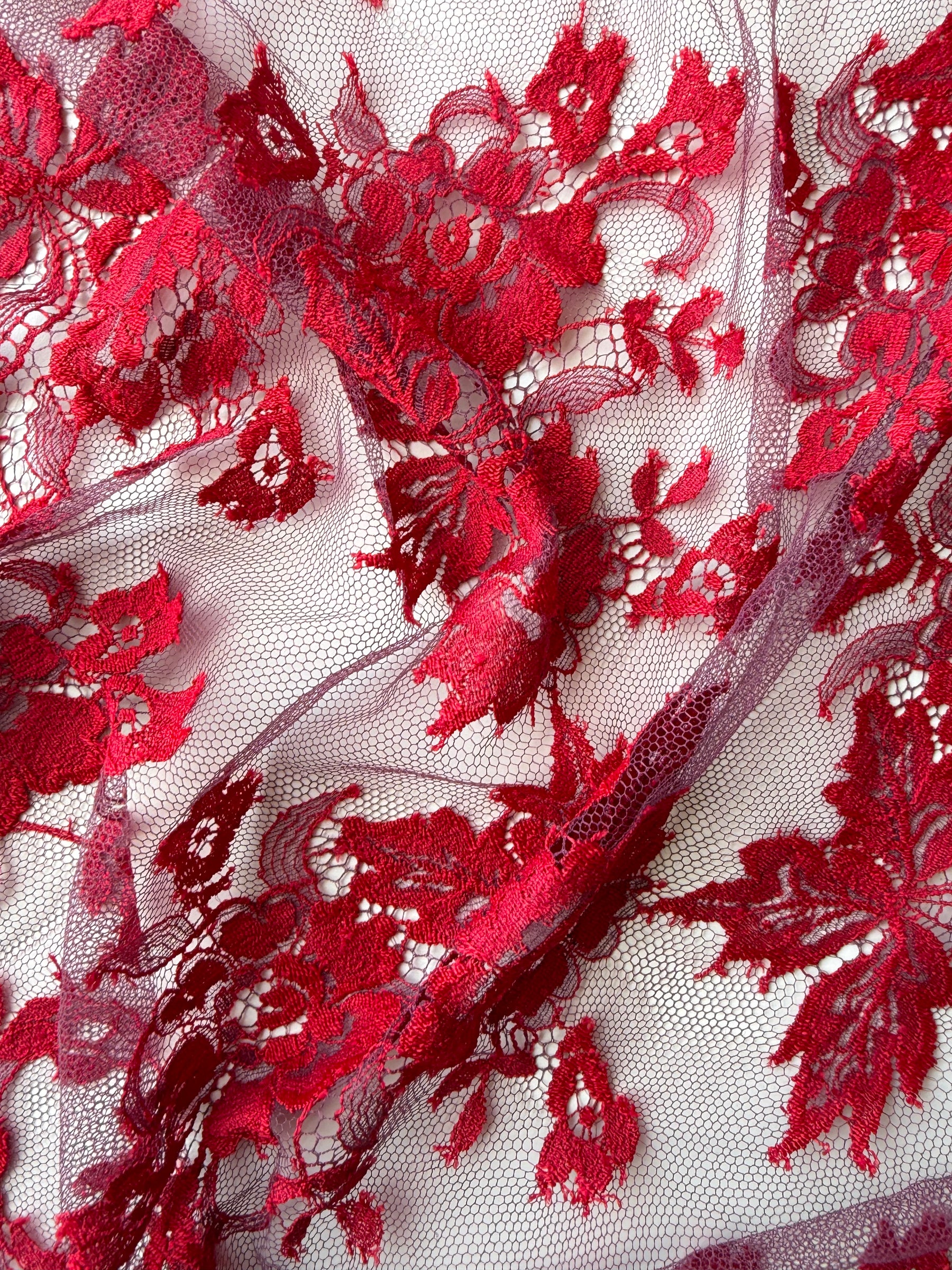 Rot auf Lila Chantilly-Spitze - P188