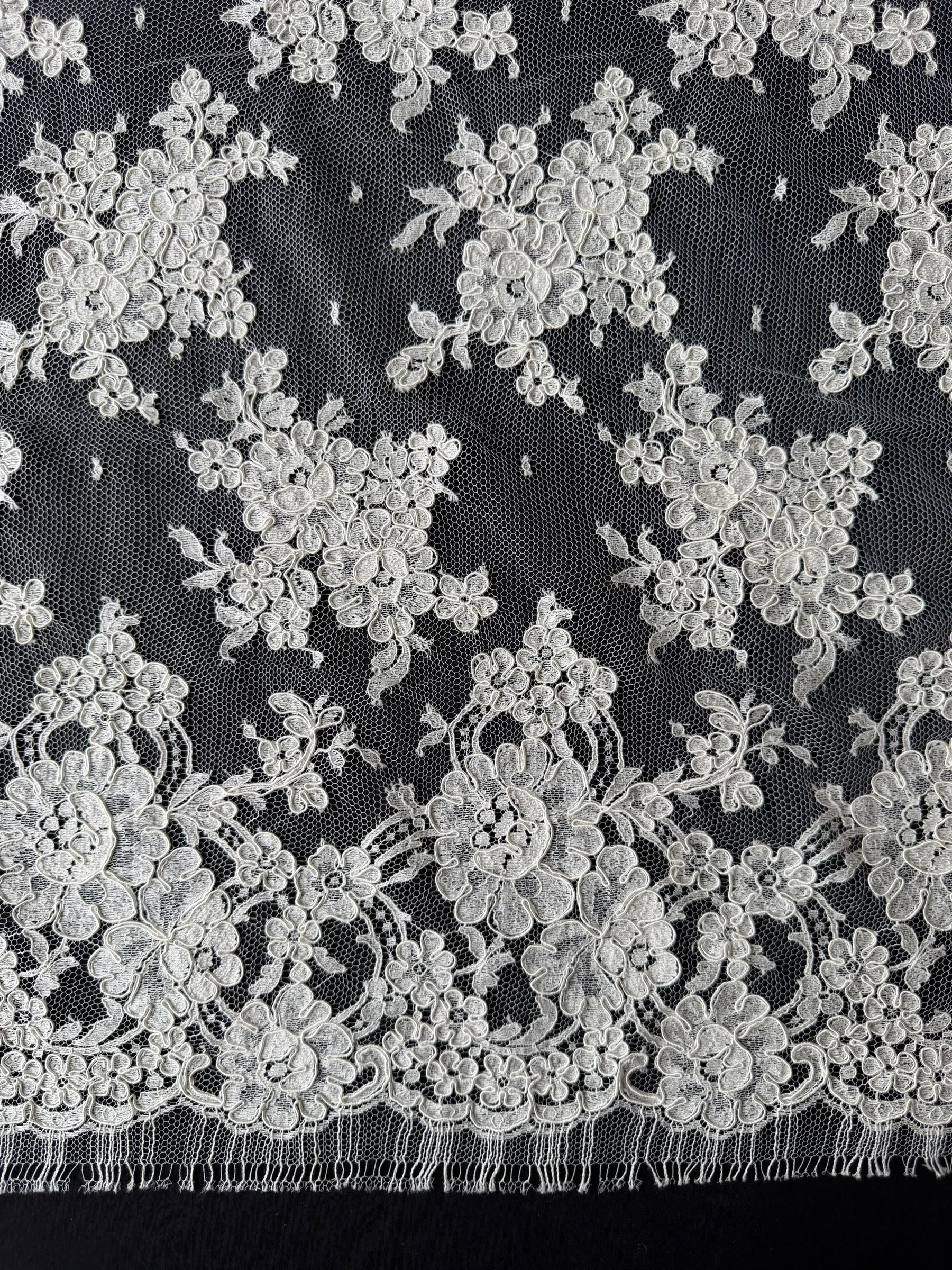 Elfenbeinfarbene Chantilly-Spitze mit Kordelstickerei – P237
