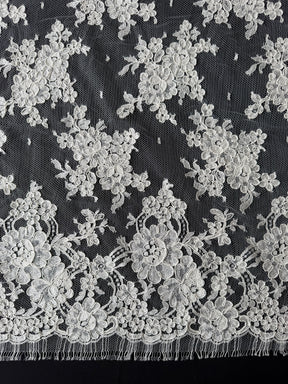 Elfenbeinfarbene Chantilly-Spitze mit Kordelstickerei – P237