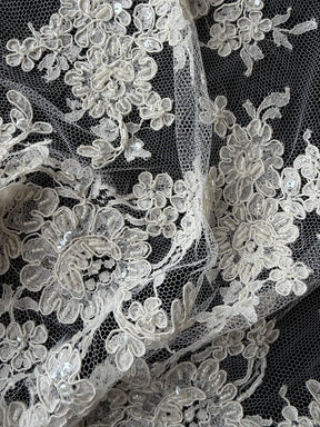 Elfenbeinfarbene, bestickte und perlenbesetzte Chantilly-Spitze – P238