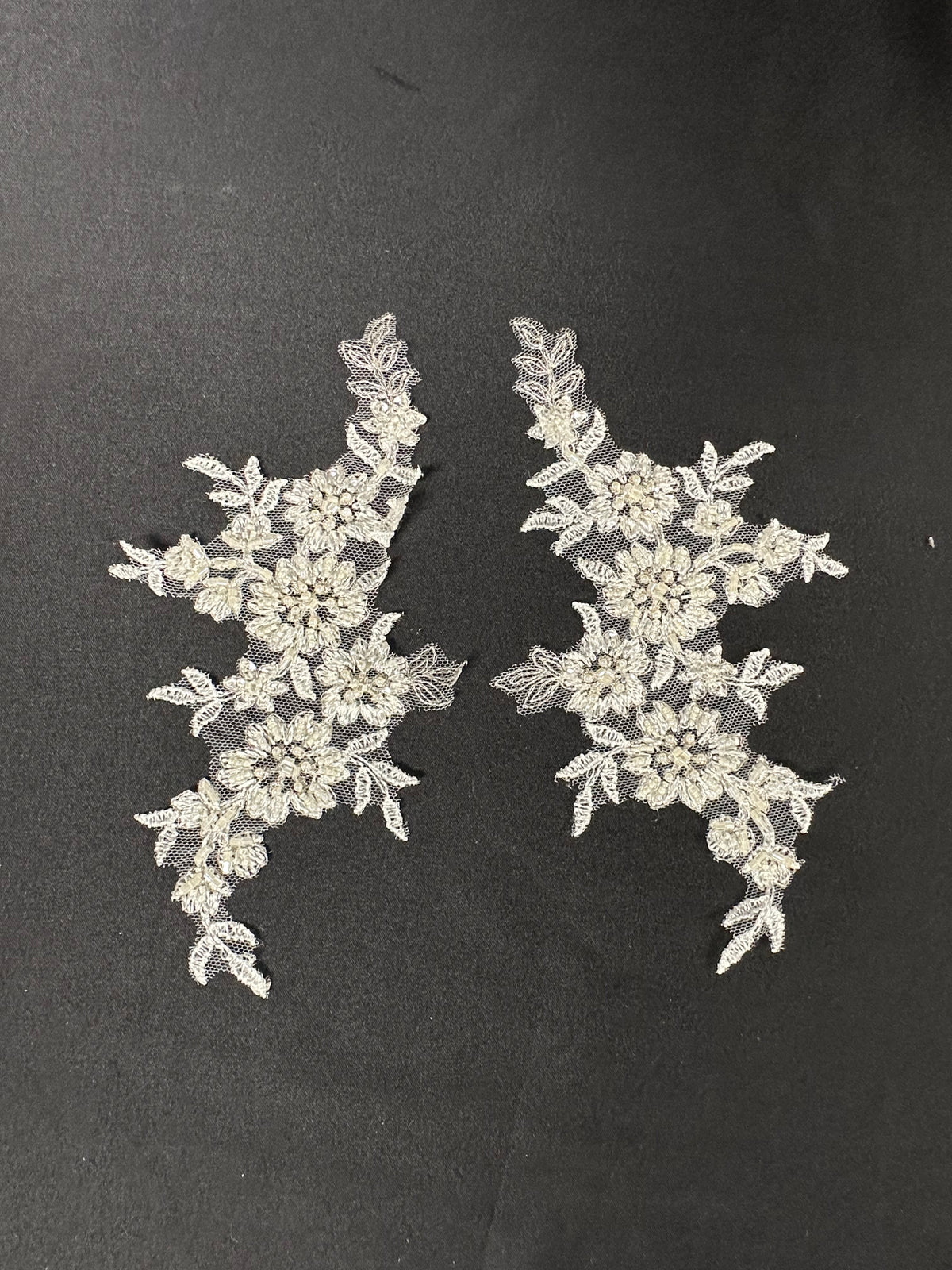 Elfenbeinfarbene Perlenspitzenapplikationen - Geräusch