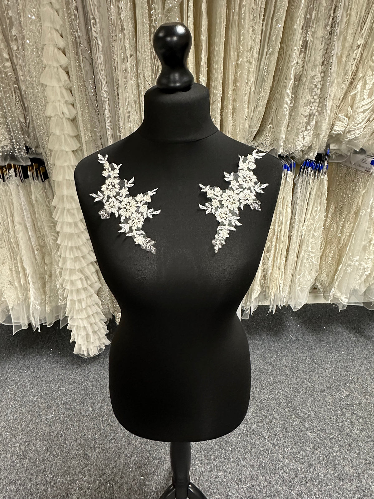 Elfenbeinfarbene Perlenspitzenapplikationen - Geräusch