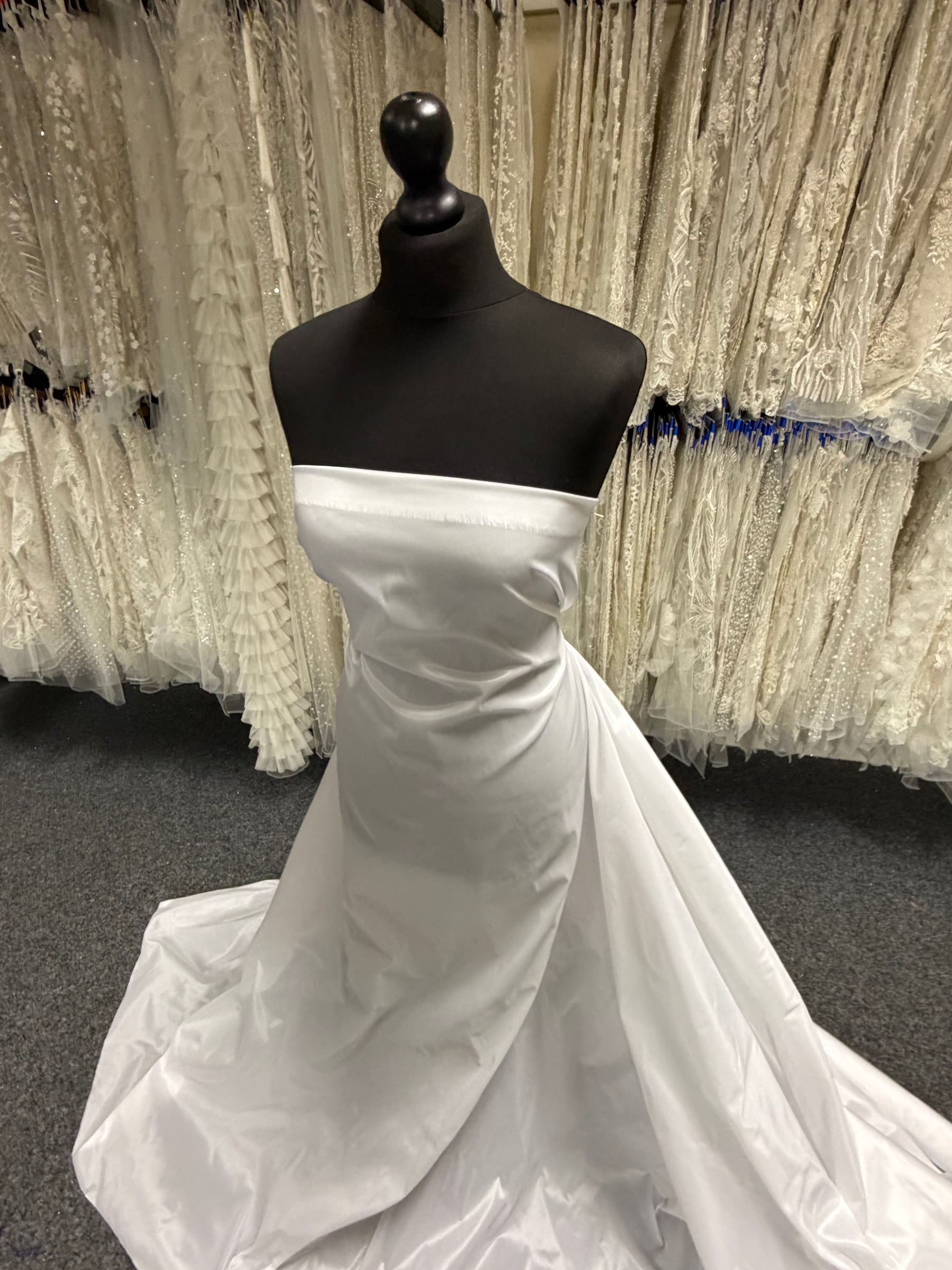 Weißer Polyester-Taft – Eleganz