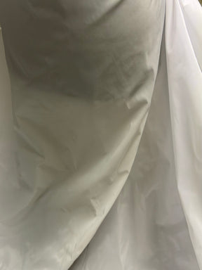 Weißer Polyester-Taft – Eleganz