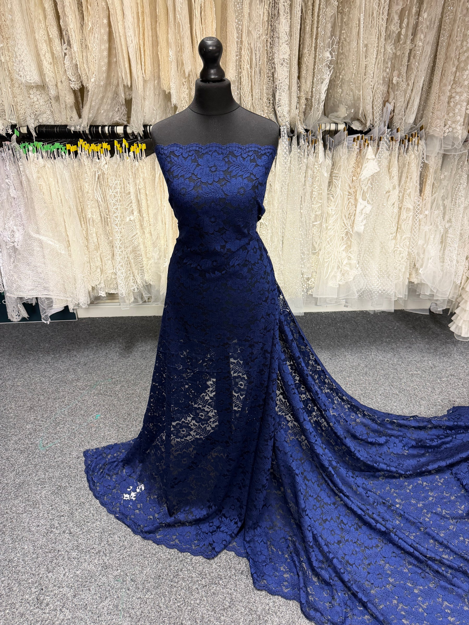 Marineblaue florale Spitze – P199
