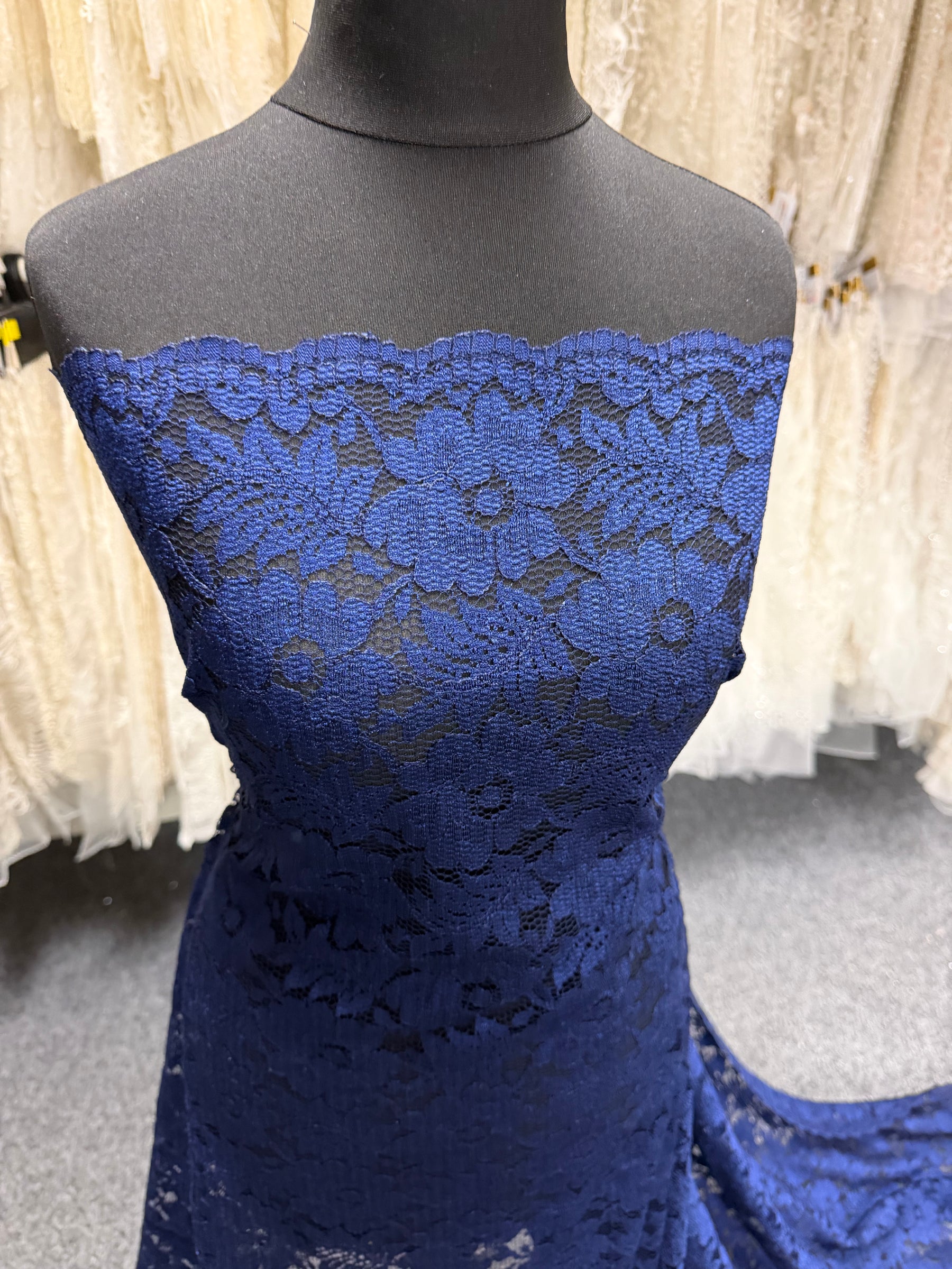 Marineblaue florale Spitze – P199