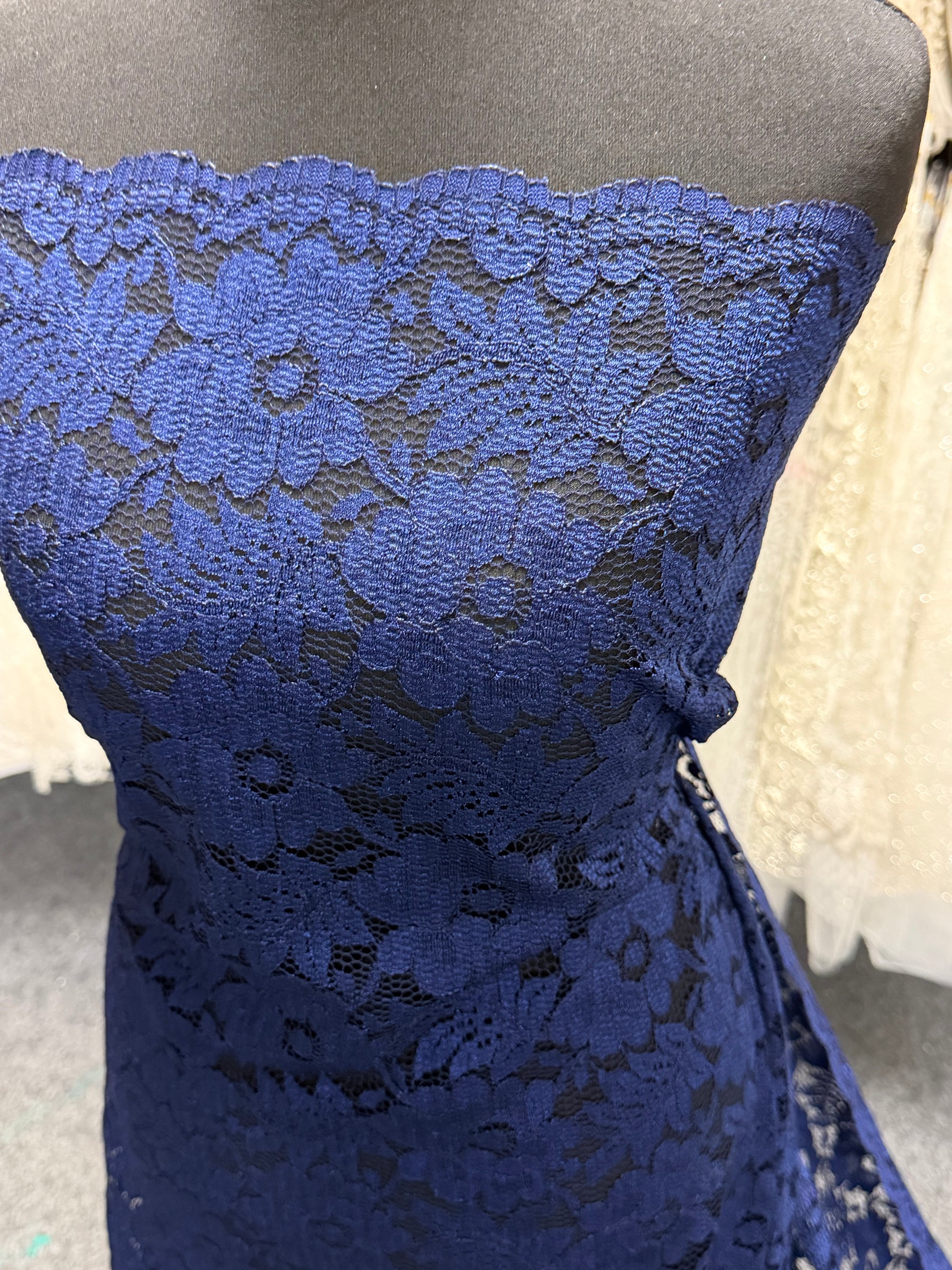 Marineblaue florale Spitze – P199