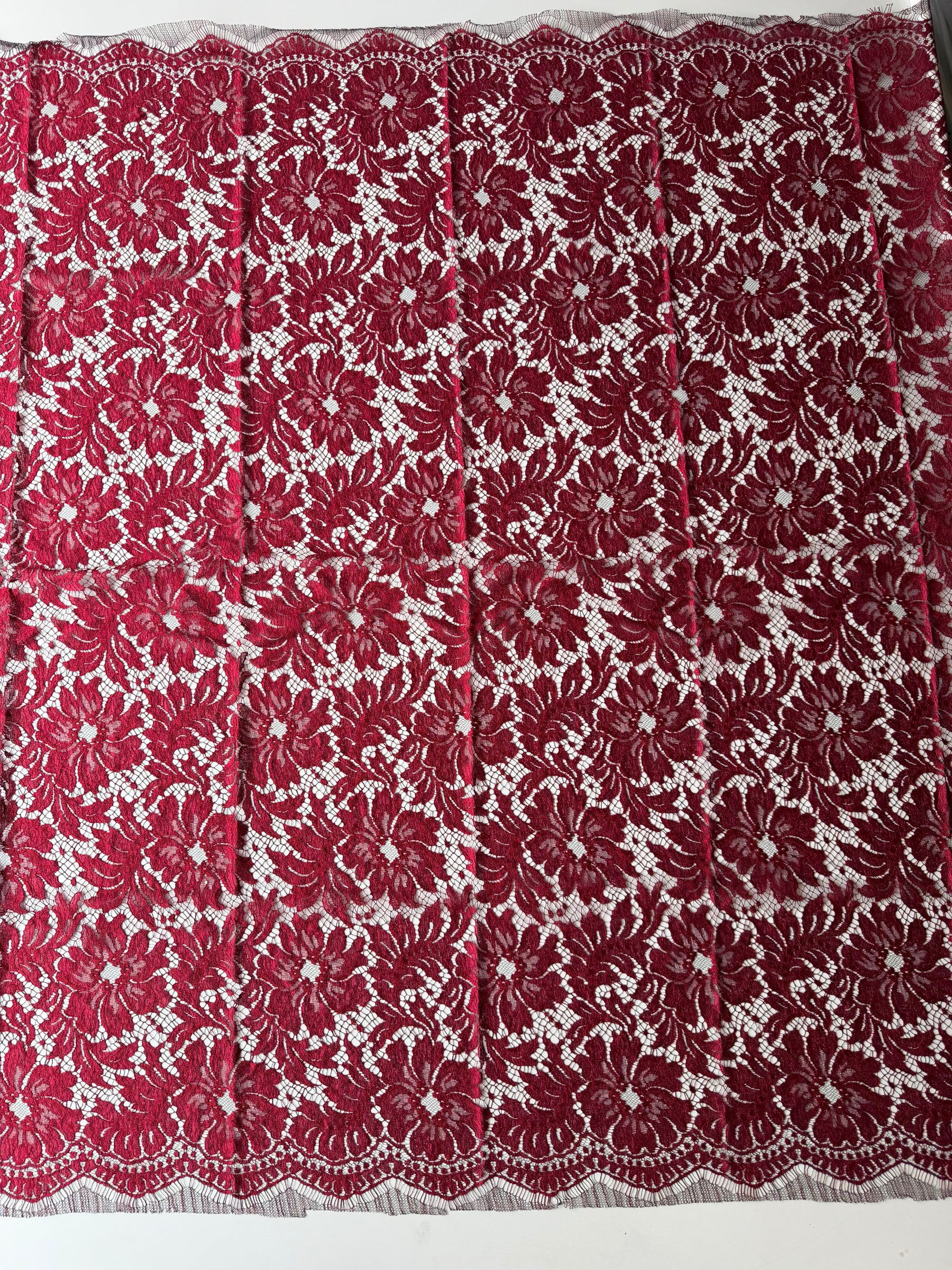 Rote Chantilly-Spitze - P168