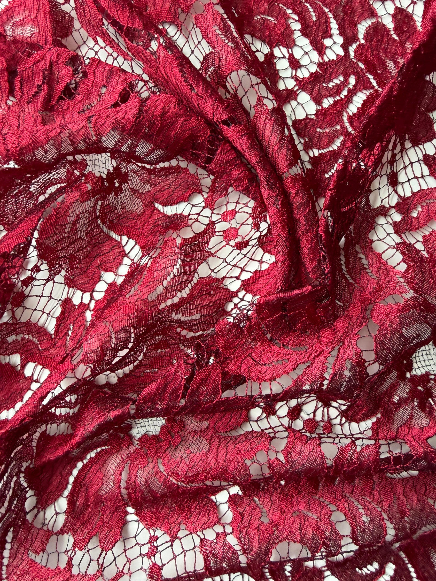 Rote Chantilly-Spitze - P168