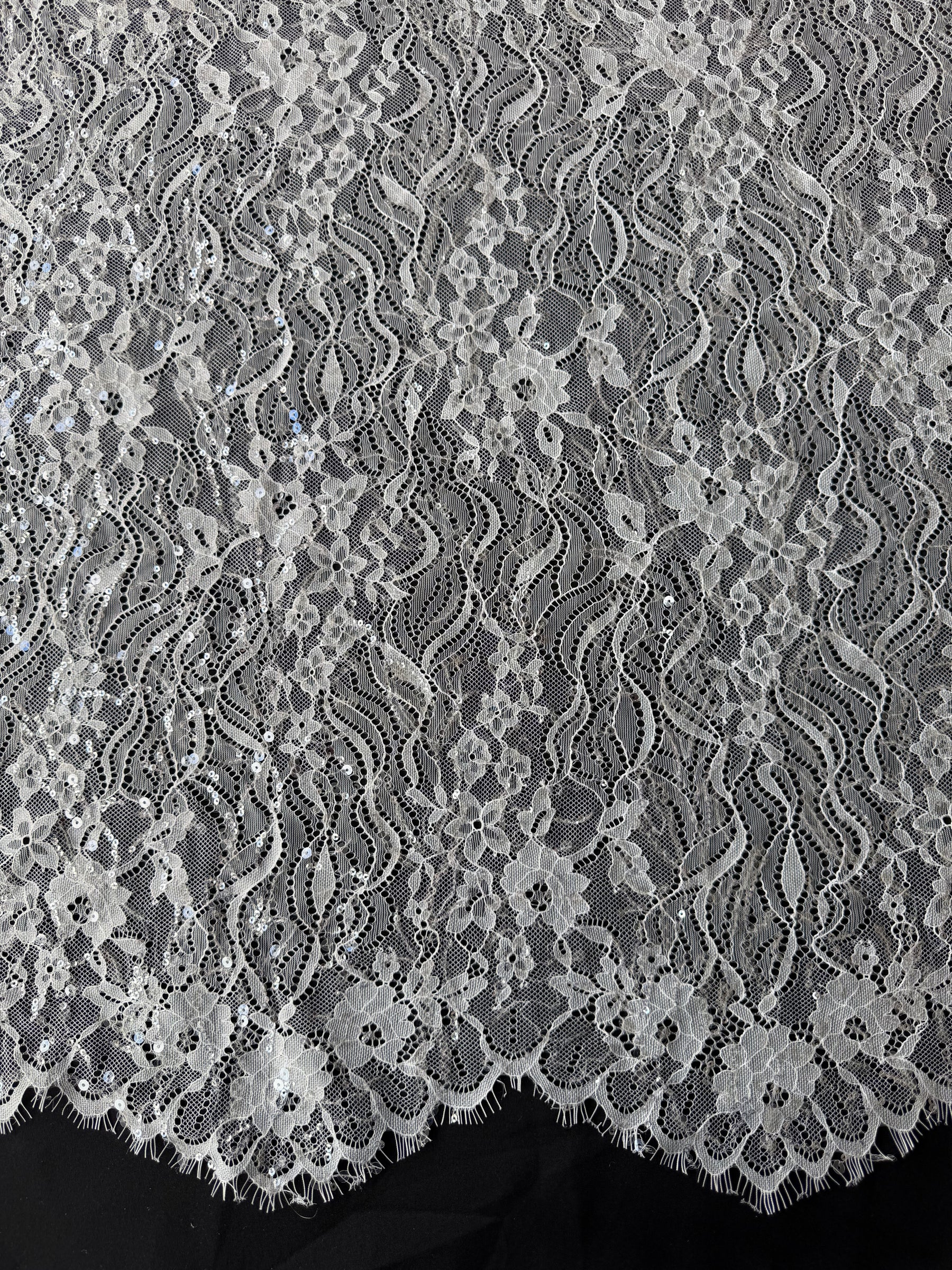 Elfenbein-Pailletten-Spitze – LB6005