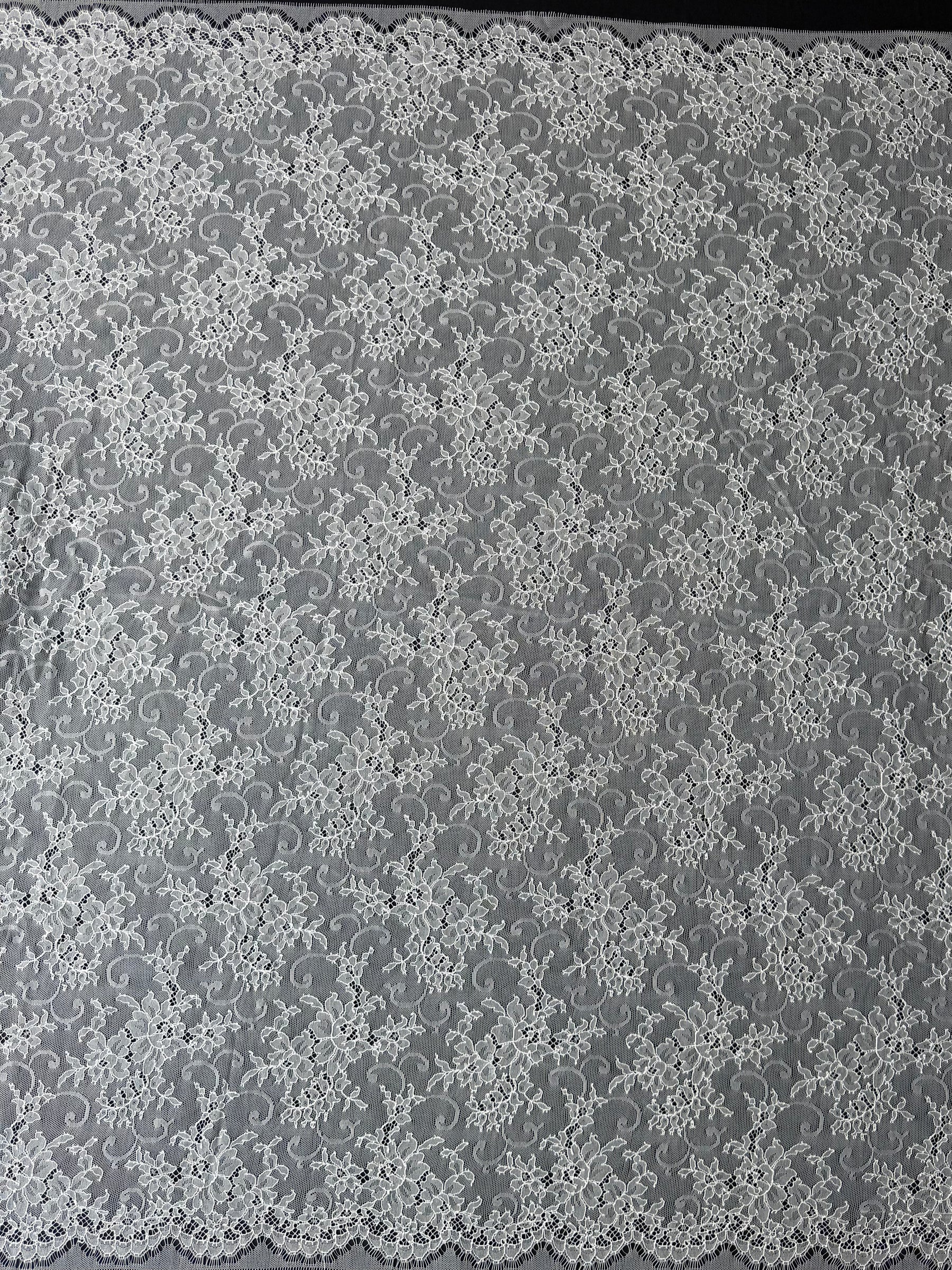 Elfenbeinfarbene Chantilly-Spitze - P301