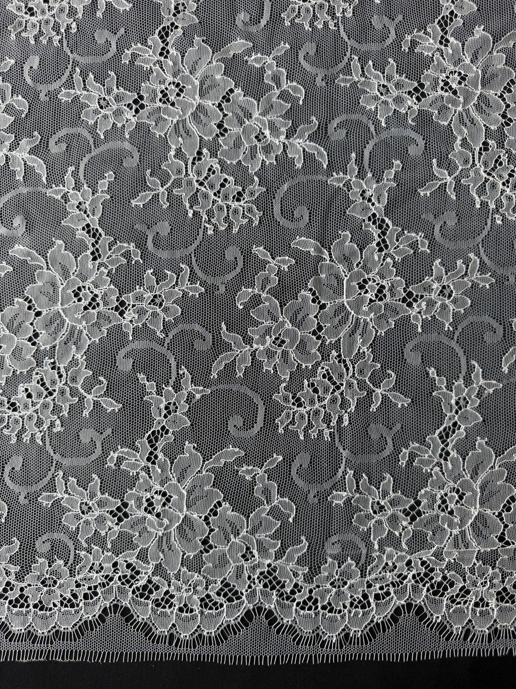 Elfenbeinfarbene Chantilly-Spitze - P301