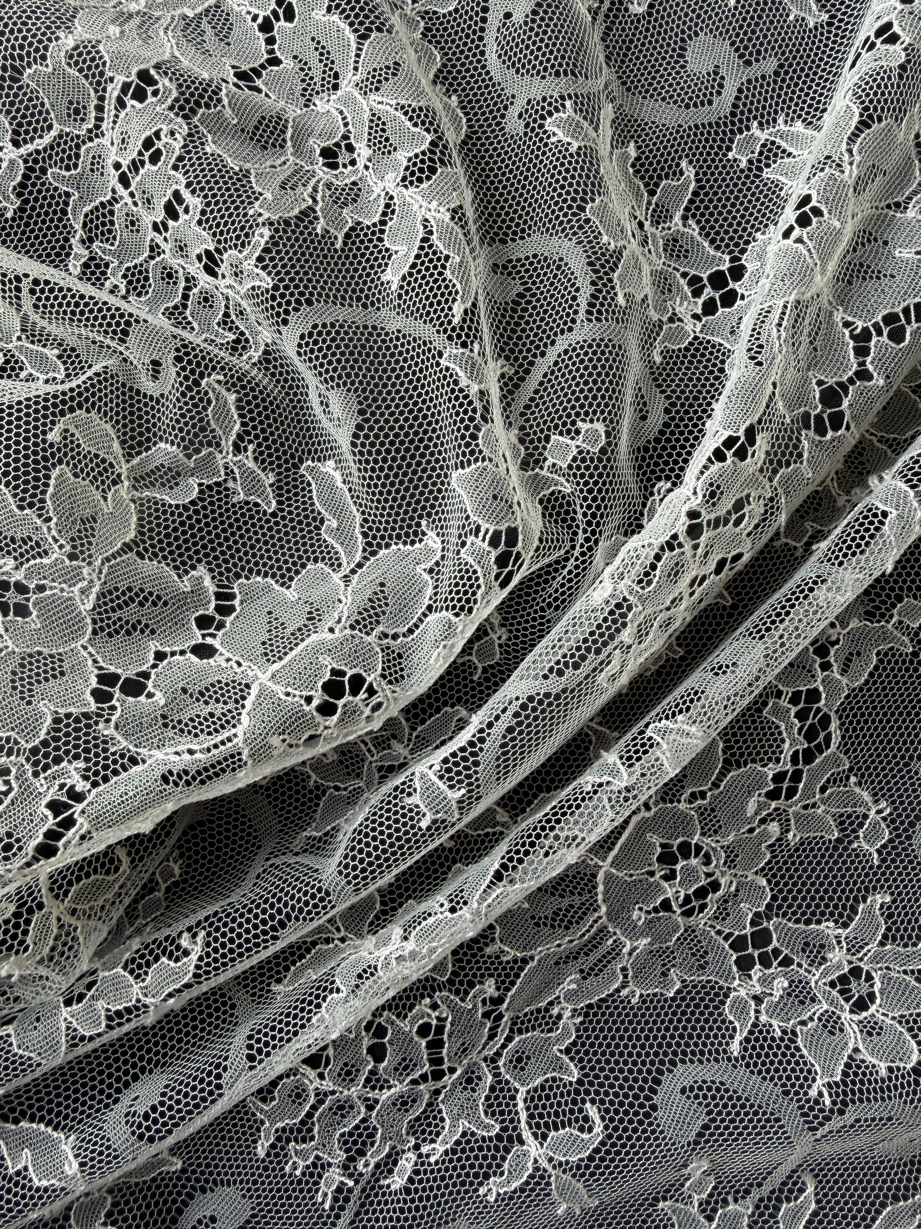 Elfenbeinfarbene Chantilly-Spitze - P301