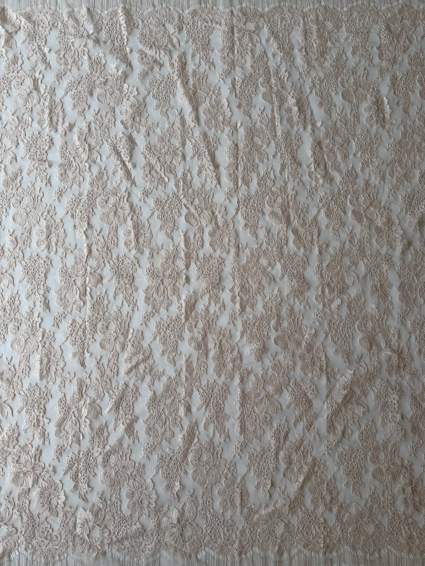 Antike Rosen-Chantilly-Spitze – P305 (90cm)