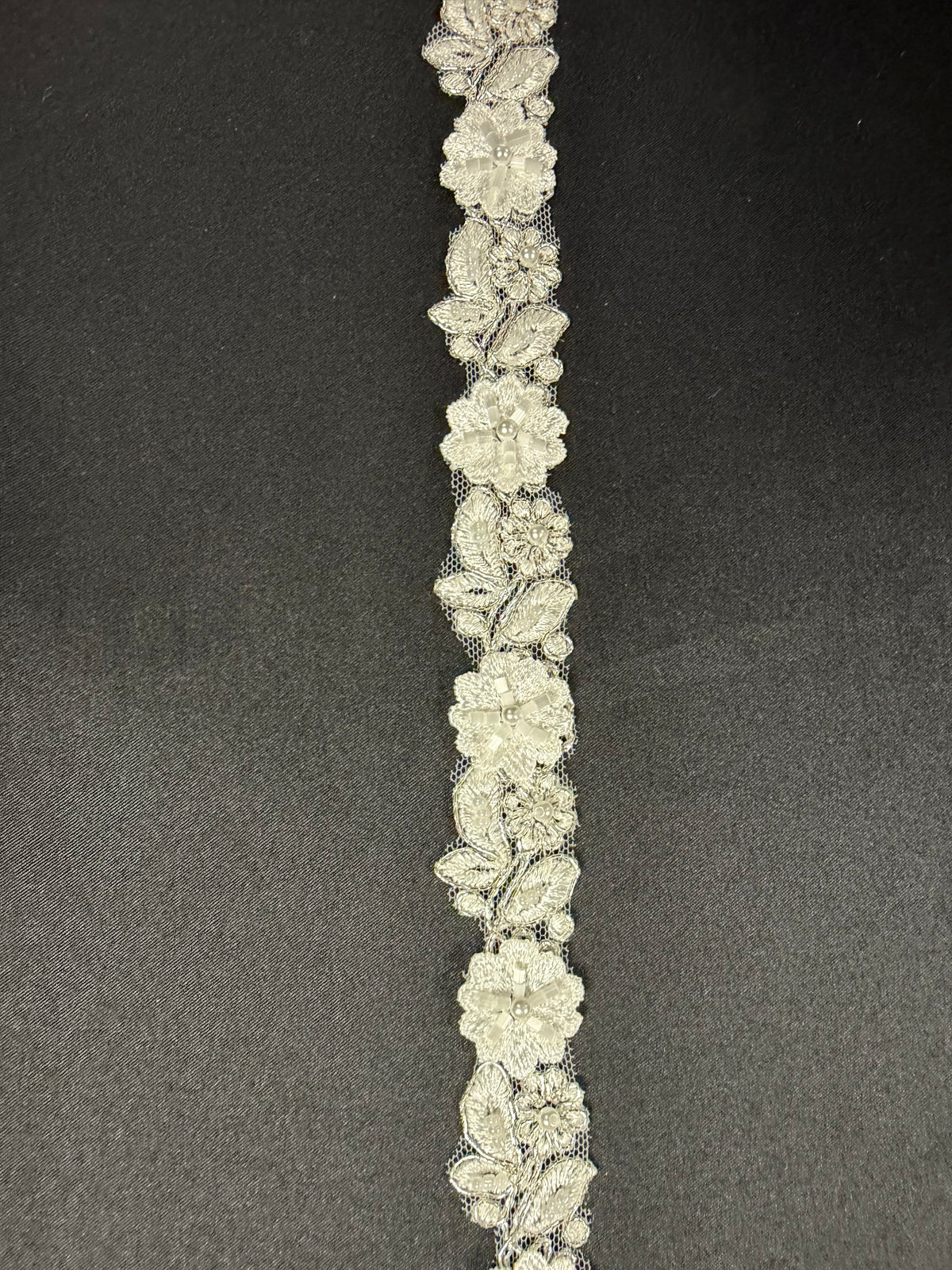 Elfenbeinfarbene Perlenblumenborte - T826