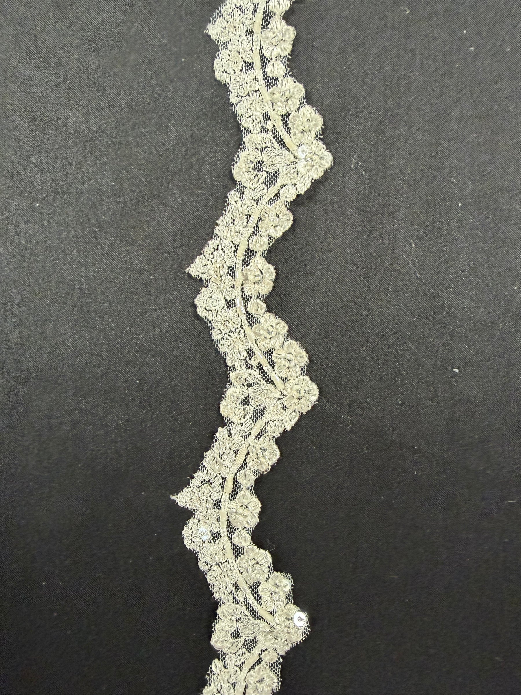 Elfenbeinfarbene Perlen-Spitzenborte - T745