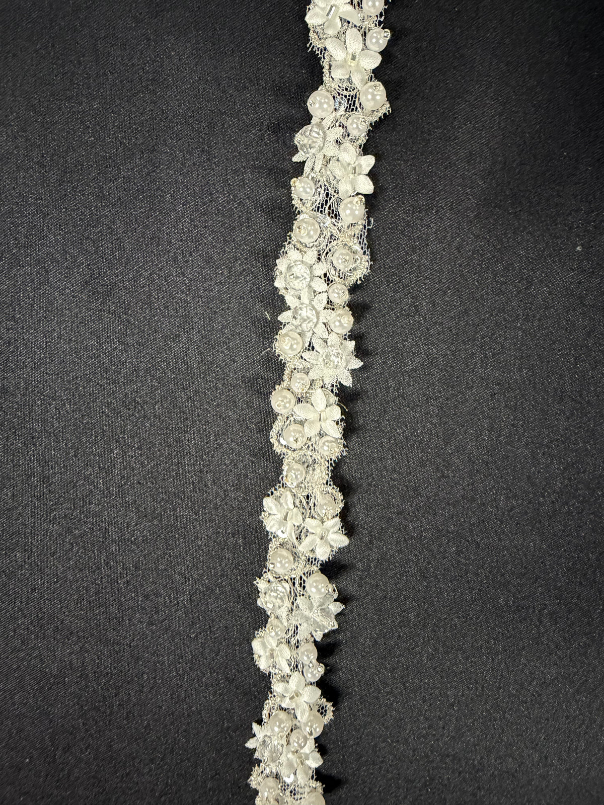 Elfenbeinfarbene, perlenbesetzte 3D-Spitzenborte – T883