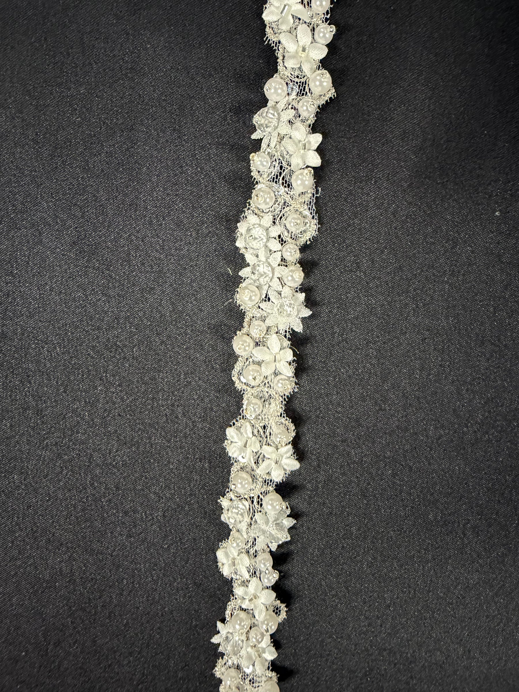 Elfenbeinfarbene, perlenbesetzte 3D-Spitzenborte – T883