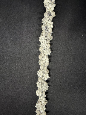 Elfenbeinfarbene, perlenbesetzte 3D-Spitzenborte – T883