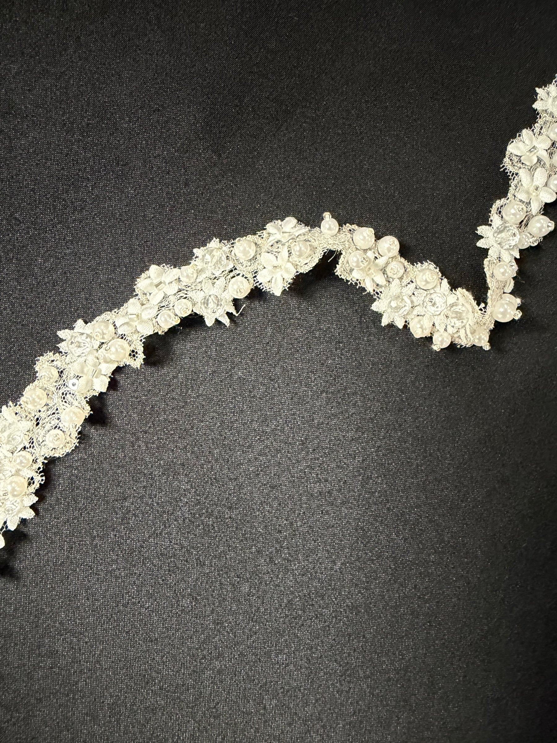 Elfenbeinfarbene, perlenbesetzte 3D-Spitzenborte – T883