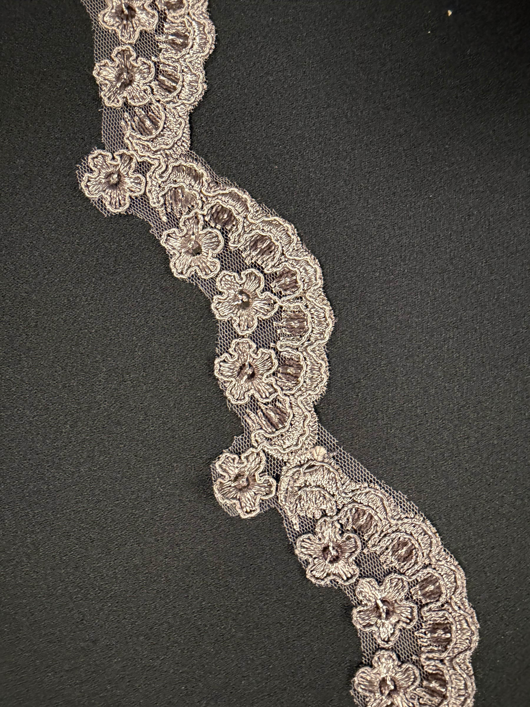 Taupefarbene, kordierte Paillettenborte - T713