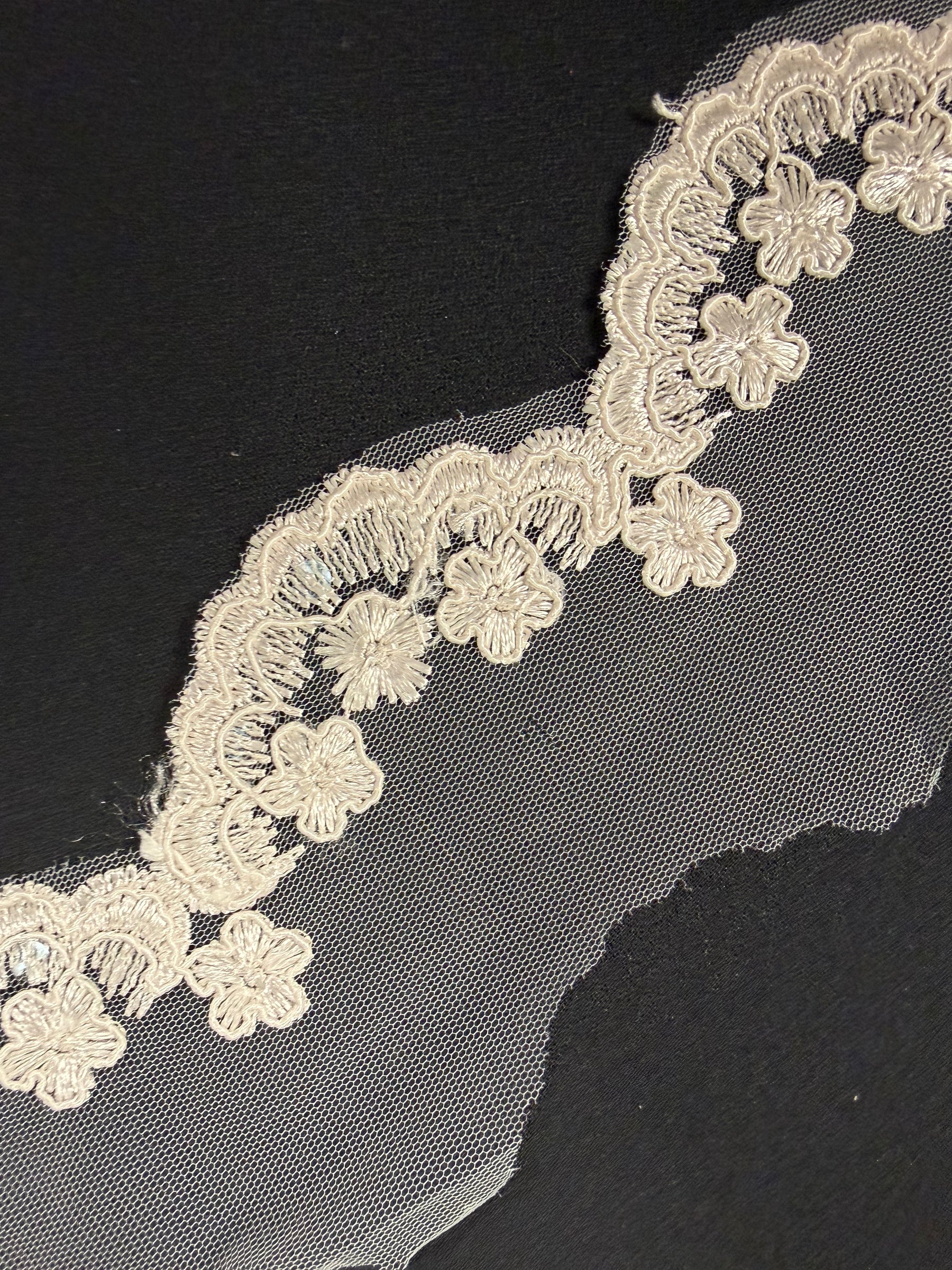 Muschelrosa Paillettenborte mit Kordel – T713