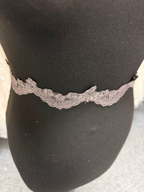 Taupefarbene Kordeleinfassung - T782