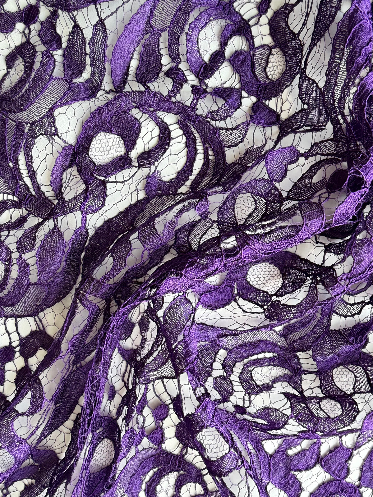 Violette italienische Spitze - P883