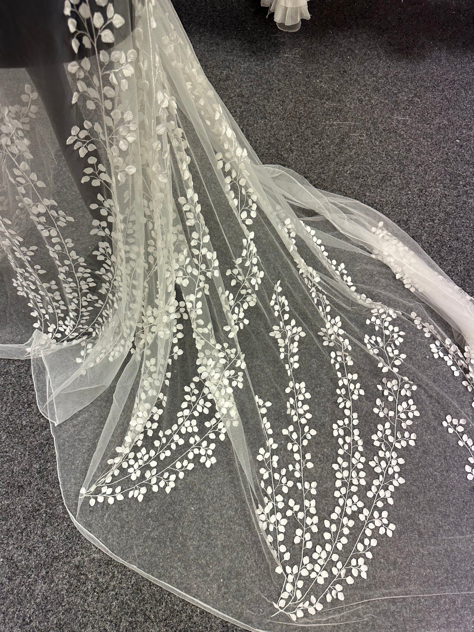 Elfenbeinfarbene bestickte Spitze – EB5007