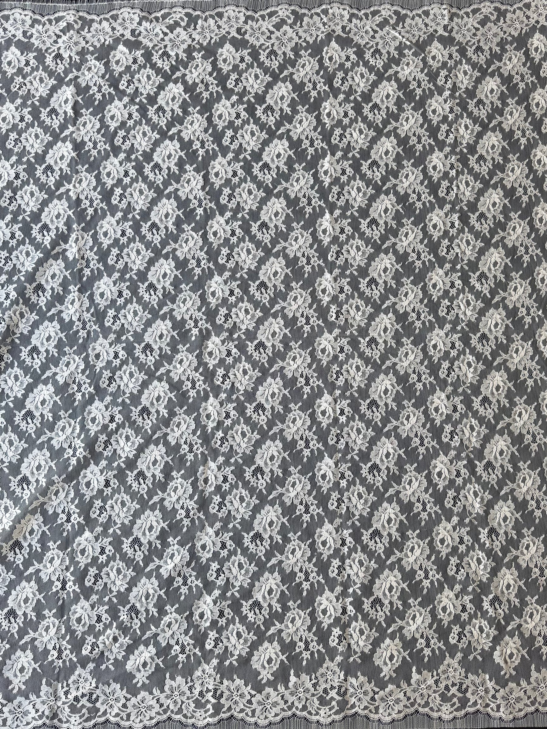 Elfenbeinfarbene Chantilly-Spitze - P204