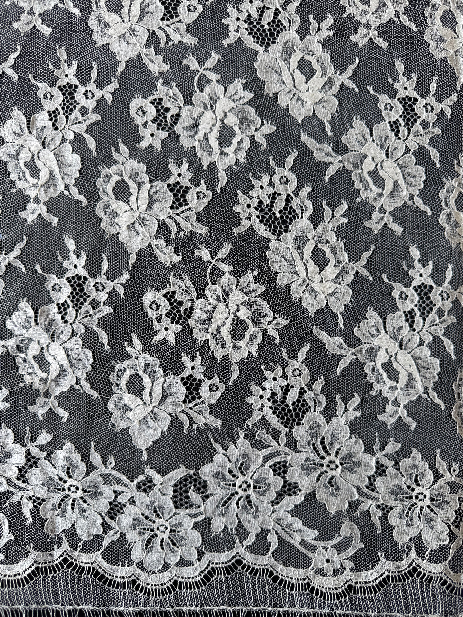 Elfenbeinfarbene Chantilly-Spitze - P204