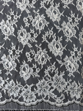Elfenbeinfarbene Chantilly-Spitze - P204