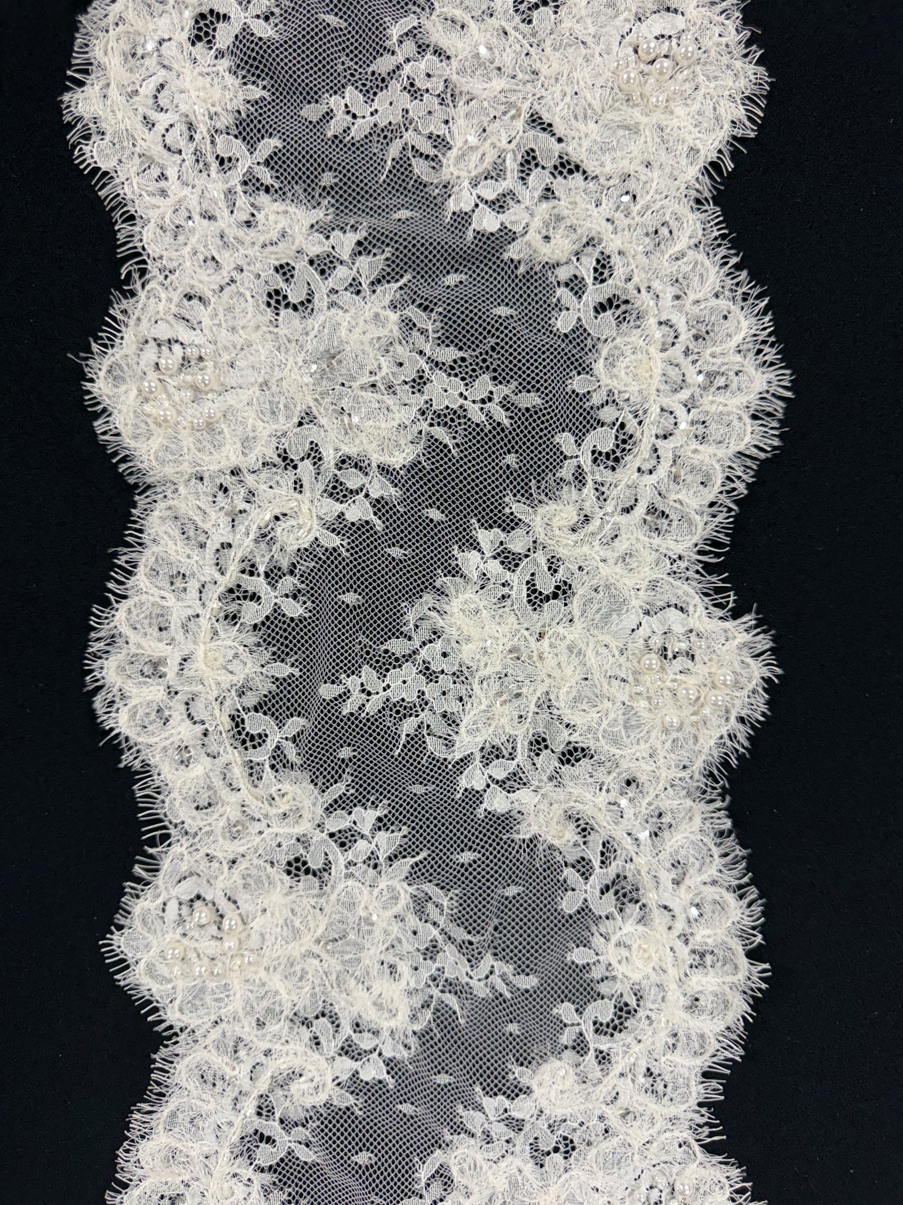 Elfenbeinfarbene Spitzenborte mit Rüschen, Perlen und Pailletten - T625