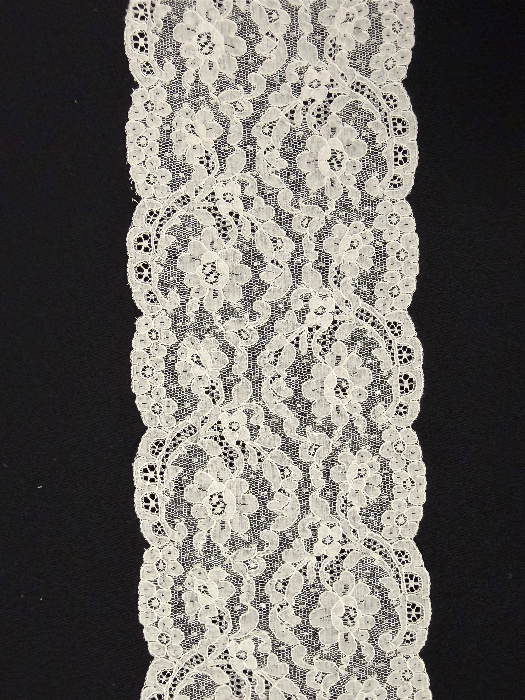 Elfenbeinfarbene Alençon-Spitzenborte - T558