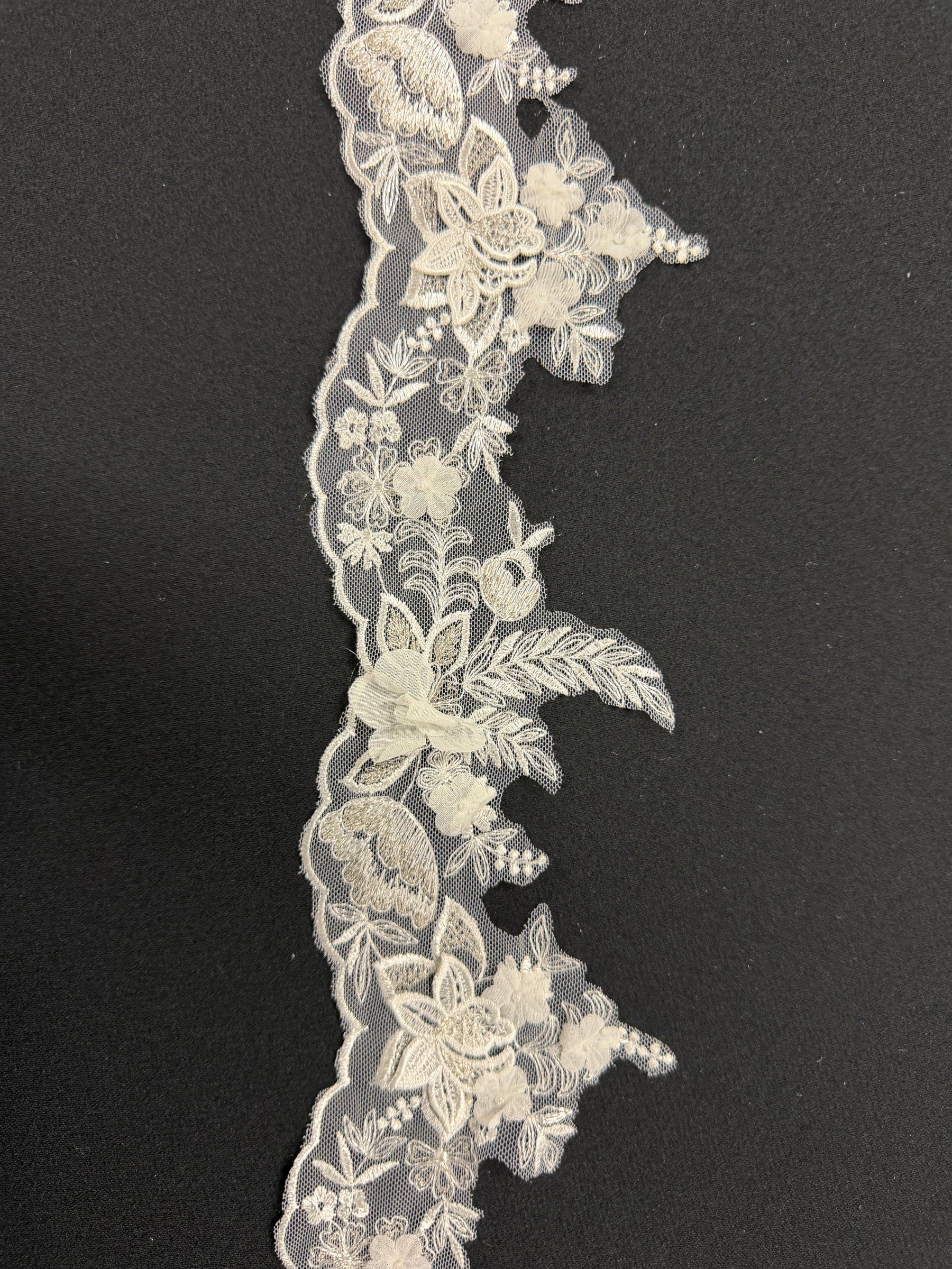 Elfenbein/Silber 3D-bestickte Perlenborte - T646