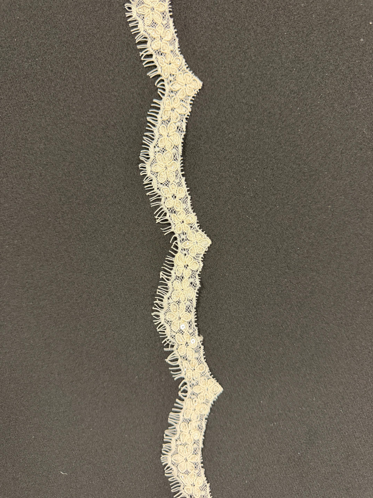 Elfenbeinfarbene Paillettenborte - T684