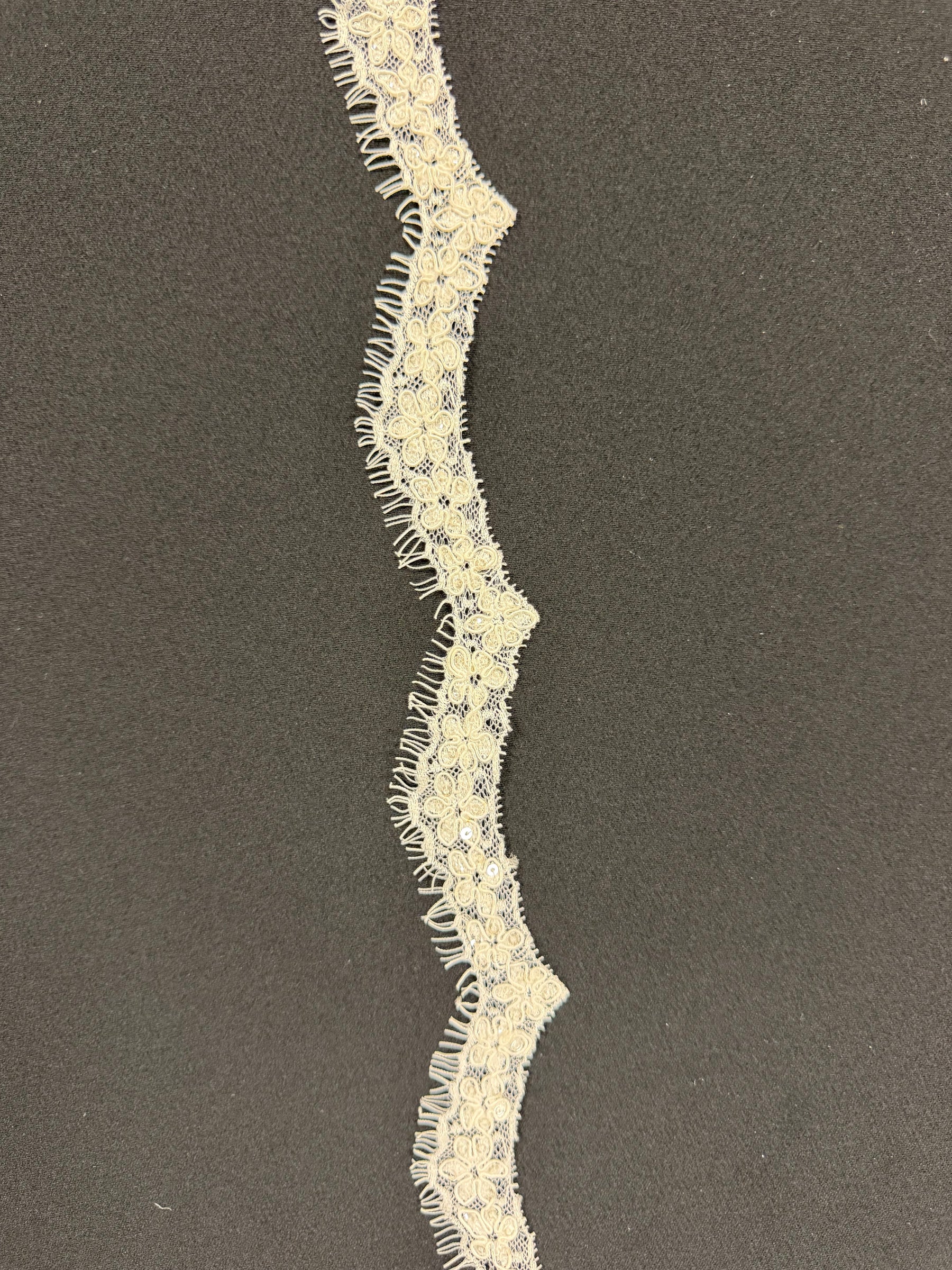 Elfenbeinfarbene Paillettenborte - T684